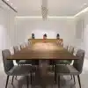 שולחן פינת אוכל דגם סיכה מעץ מלא עם קווים ישרים ונקיים, מוקף בכיסאות מרופדים באפור עם רגליים שחורות דקיקות. השולחן ממוקם בחלל מודרני ומואר עם תאורה עילית אלגנטית המשתלבת בעיצוב המינימליסטי.